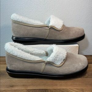 Propet Womens 10W Suede Shearling Lined Slippers Beige Comfort House Shoes